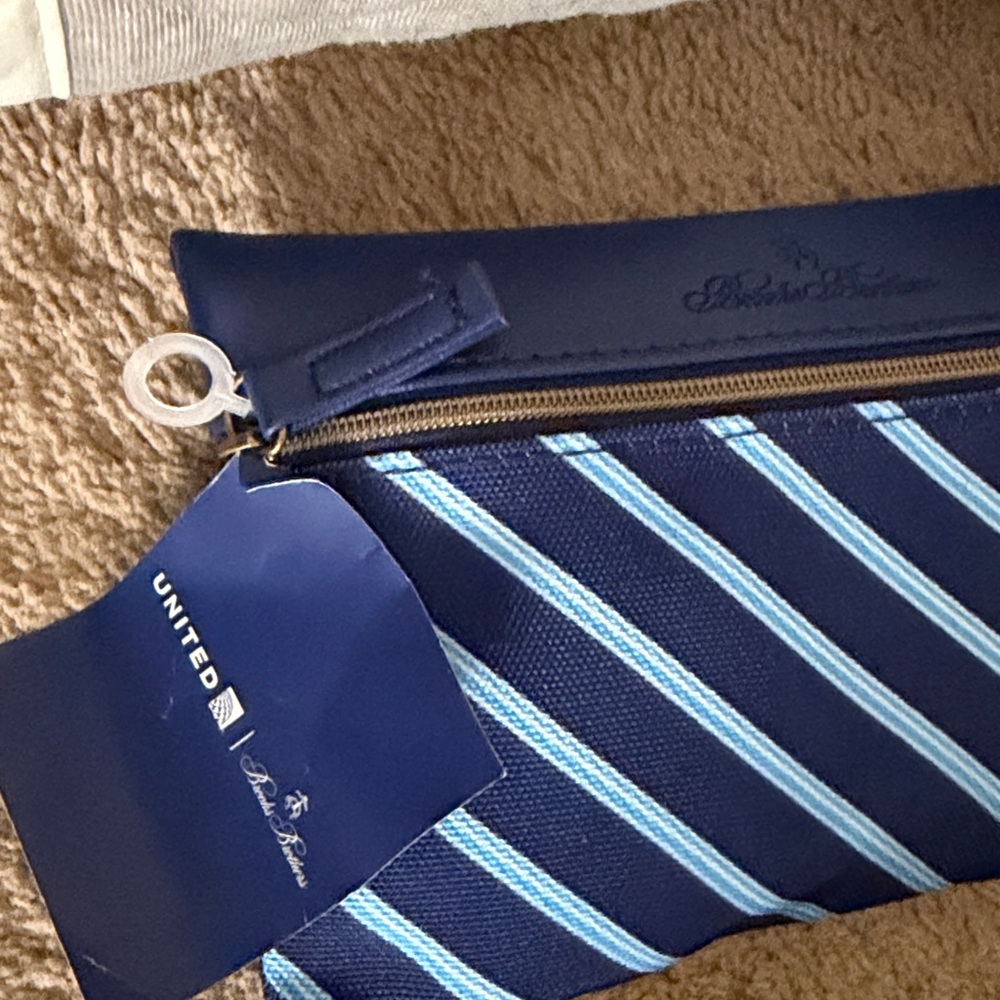 UNITED AIRLINES SAKS FIFTH AVENUE BLANKET FIRST CLASS THROW BROOKS BROTHERS BAG - Picture 2 of 8